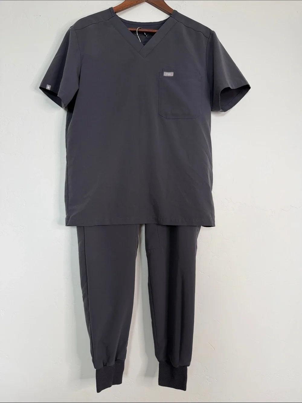 FIGS Leon Scrub Top Tansen Jogger Set Charcoal Gray Men’s Small - Picture 1 of 8
